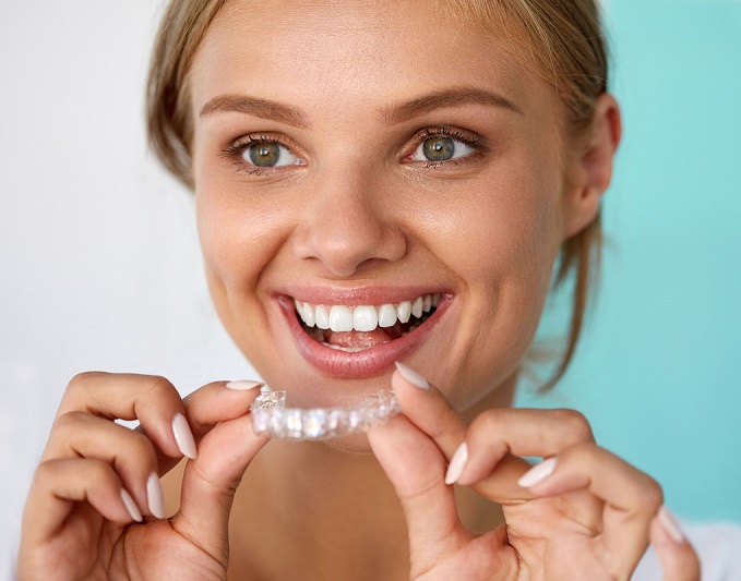 Czy leczenie aparatem Invisalign® jest drogie?