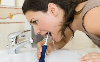 Nić dentystyczna czy irygator – czego używać, co daje najlepsze efekty?