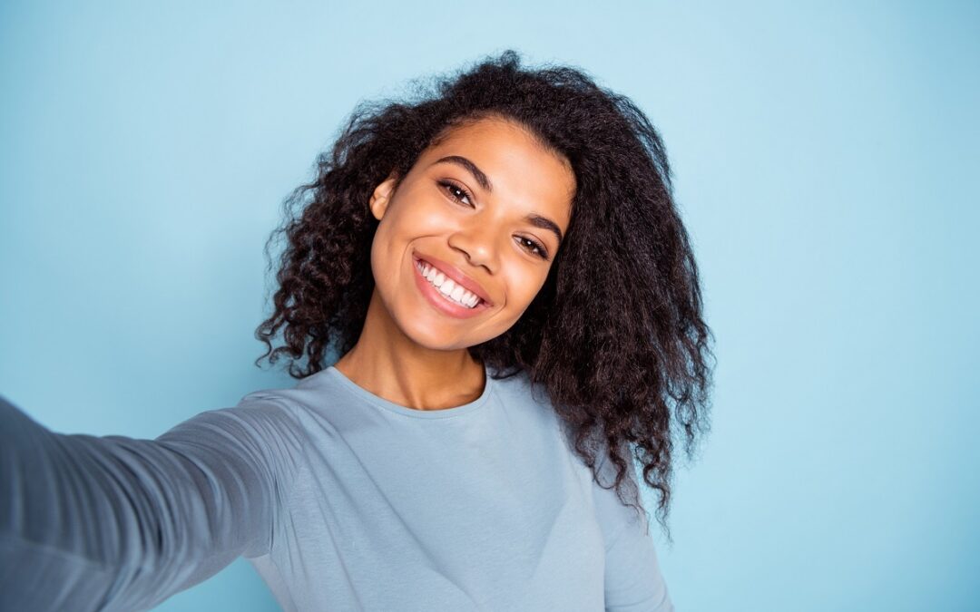 Aparat ortodontyczny ceramiczny – czym się charakteryzuje?