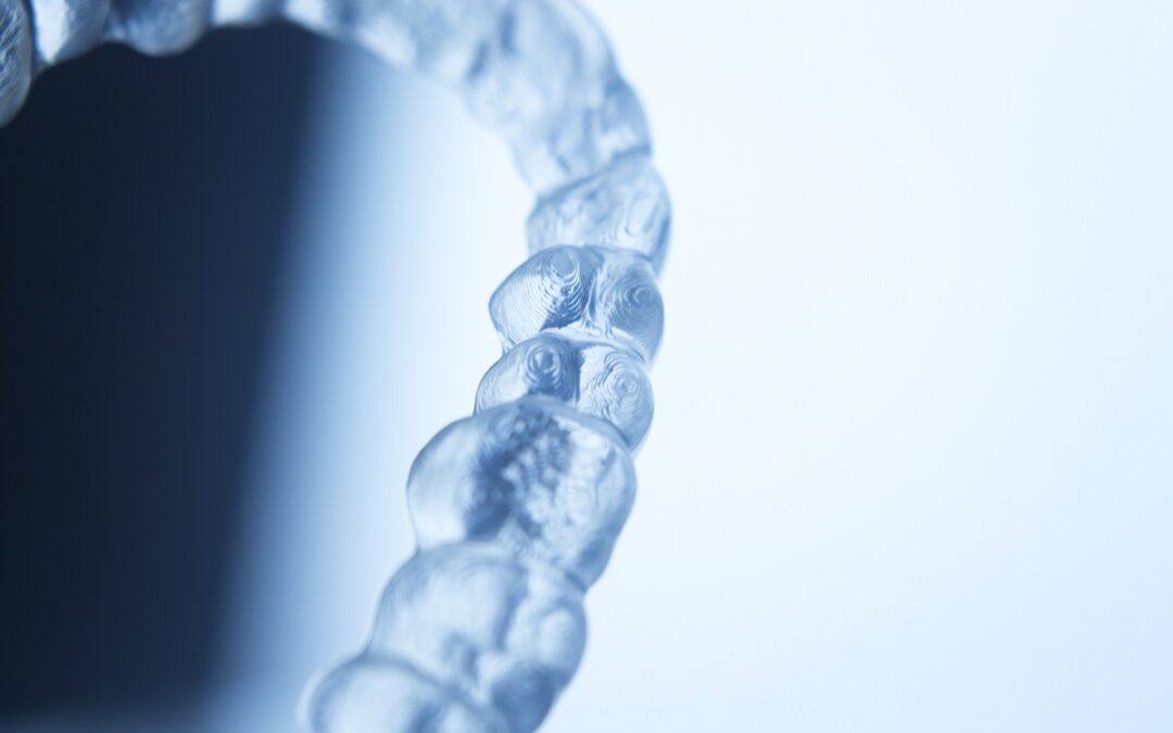 Metoda Invisalign® – po co stosujemy gumki?