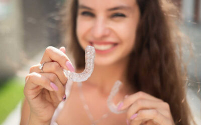 Invisalign® – czym jest i jak działa? Leczenie niewidocznymi nakładkami na zęby