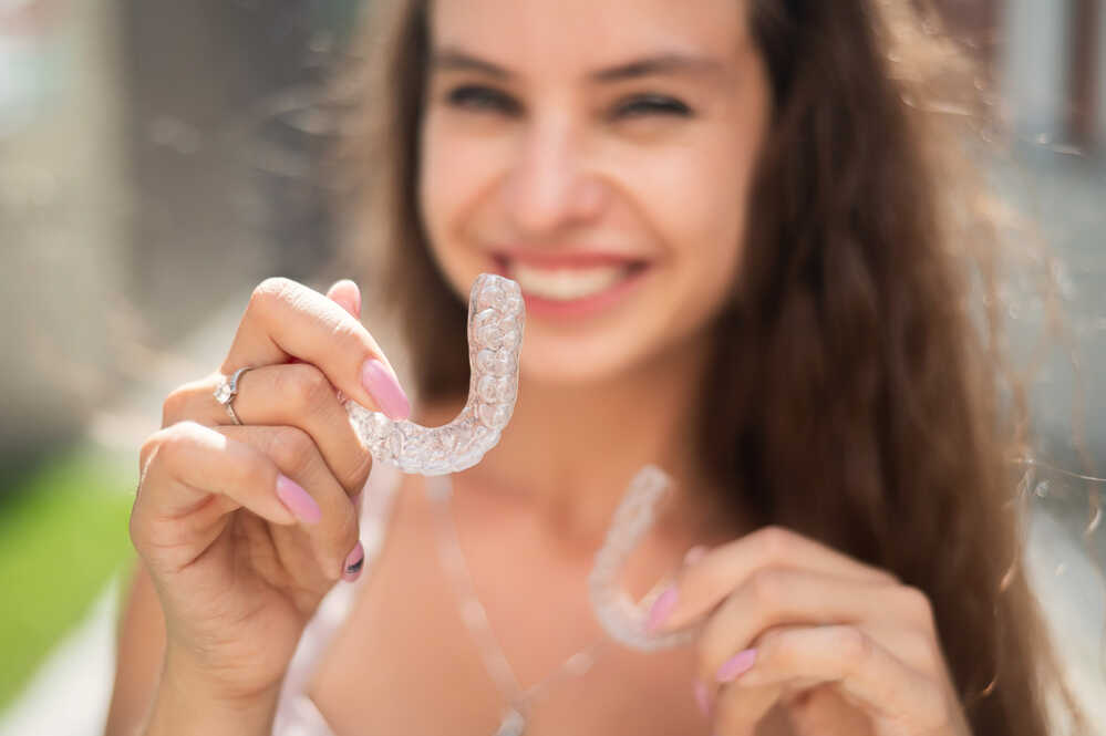 Invisalign® – czym jest i jak działa? Leczenie niewidocznymi nakładkami na zęby