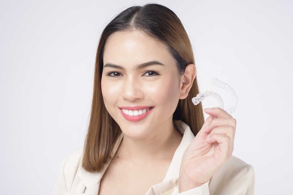 Jak prawidłowo zakładać i ściągać nakładki Invisalign®?